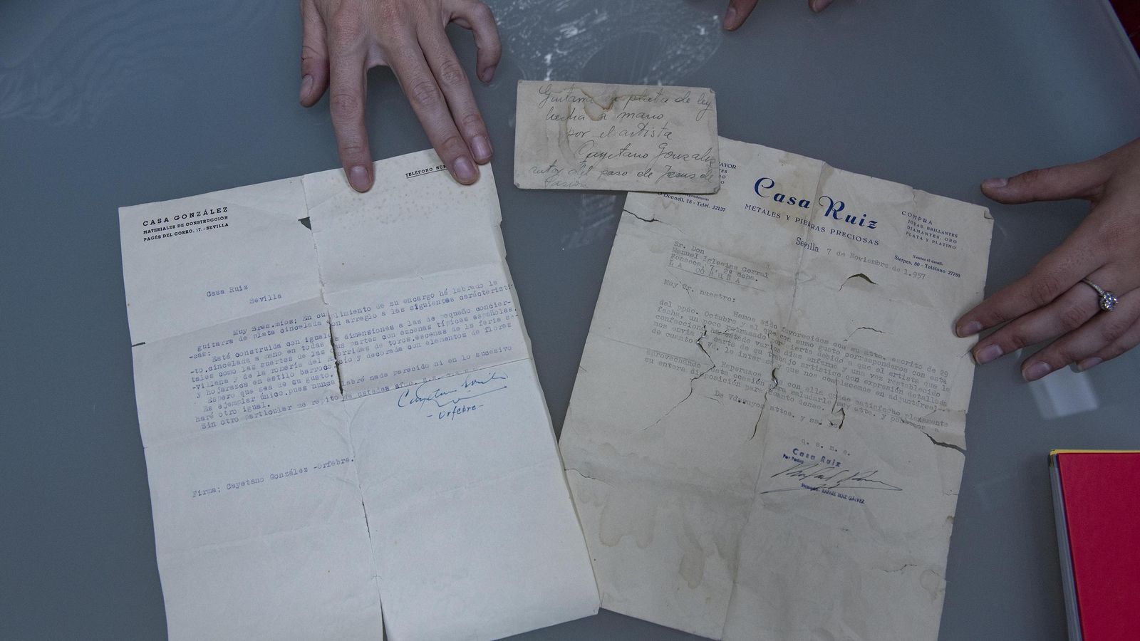 Los documentos que certifican la realización de la pieza por Cayetano González.