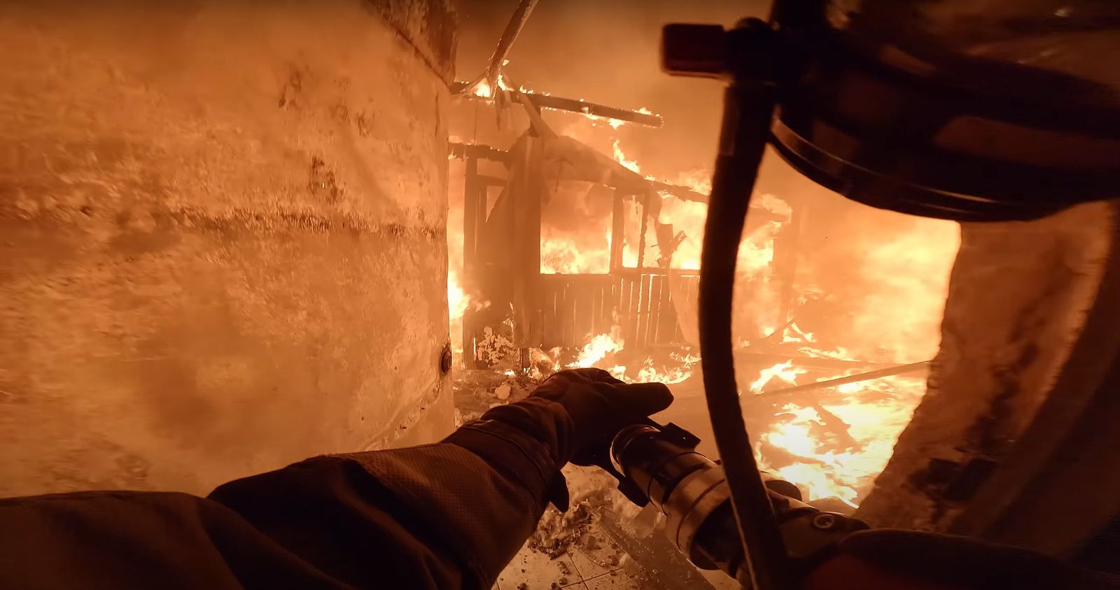 Un bombero graba cómo sofoca las llamas de un incendio