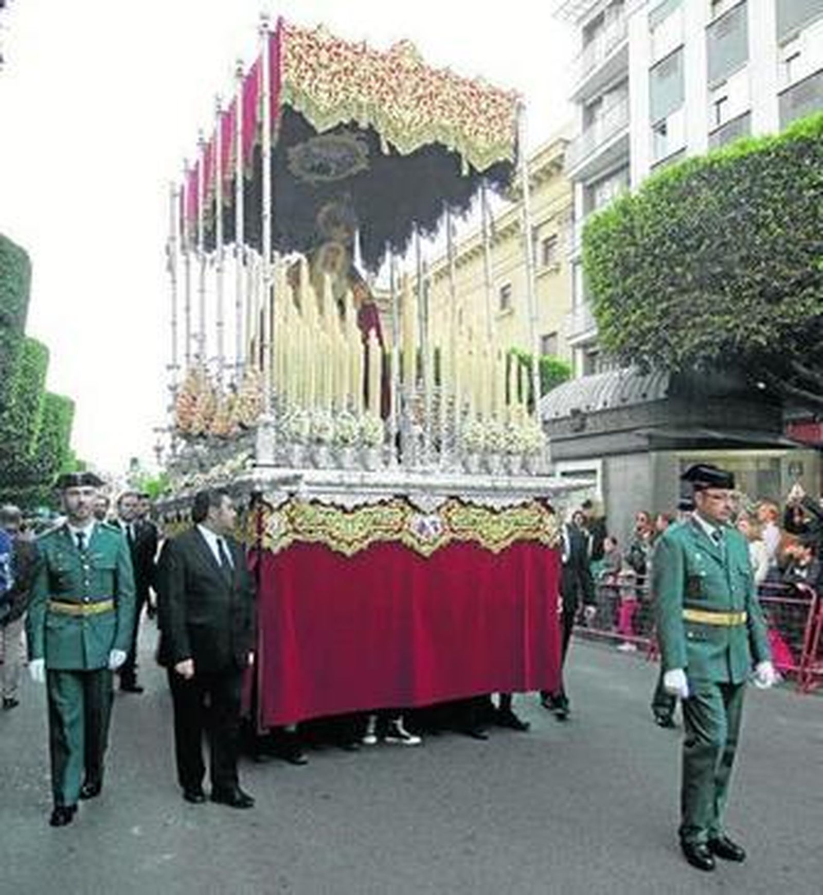 La Guardia Civil custodia la imagen de la Virgen de los Desamparados en su desfile procesional.