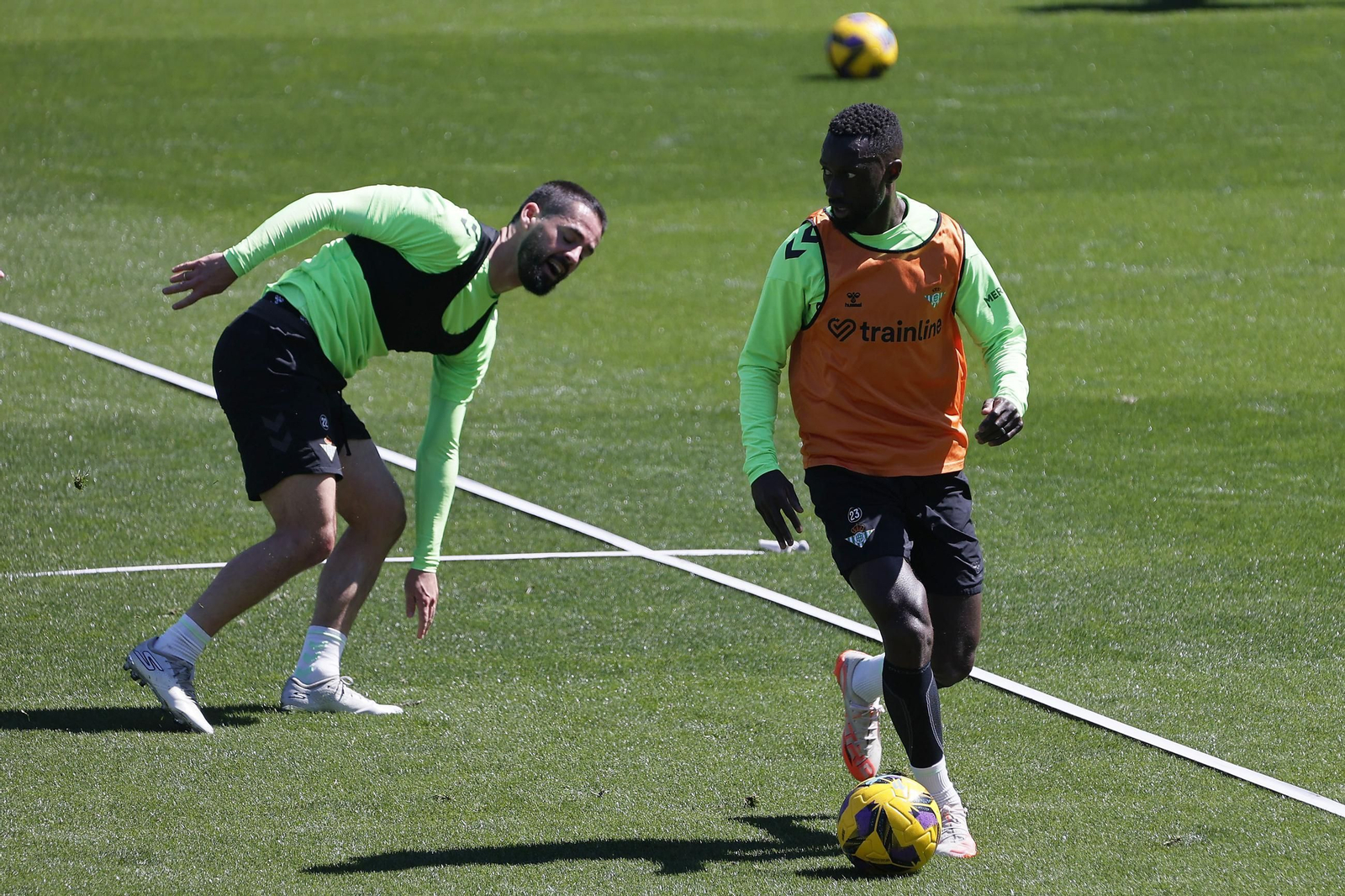 Las imágenes del gran ambiente en el entrenamiento del Betis