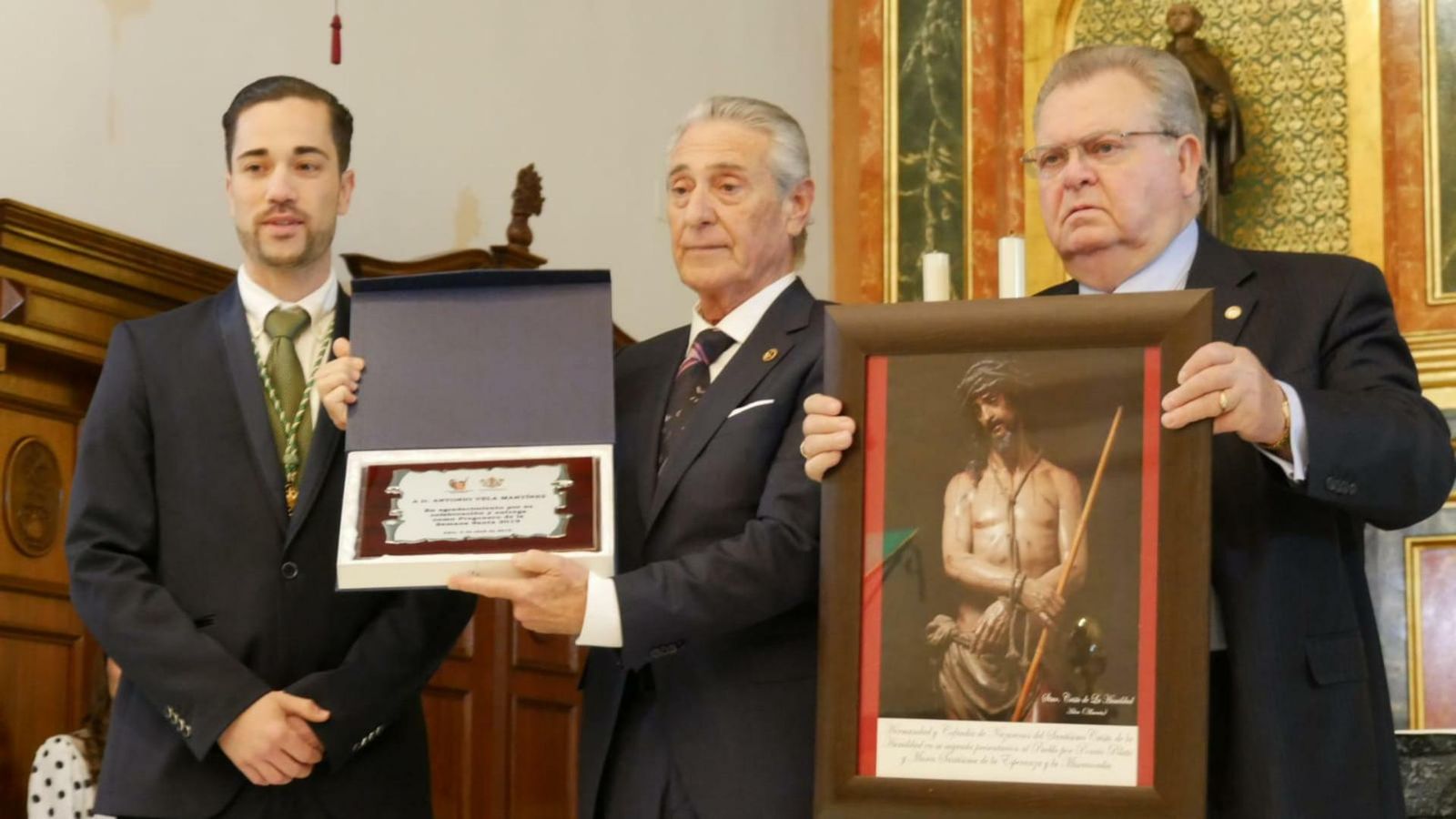 Entrega de recuerdos al pregonero por el Hermano Mayor de la Esperanza.