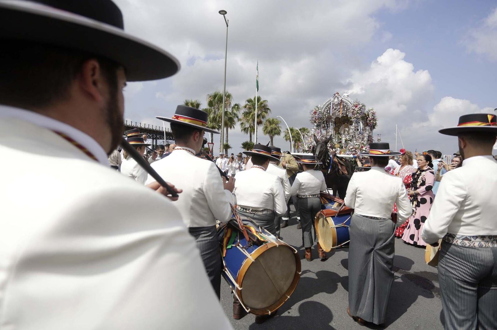 El Rocío 2023: Imágenes de la Hermandad de Emigrantes en su salida de Huelva
