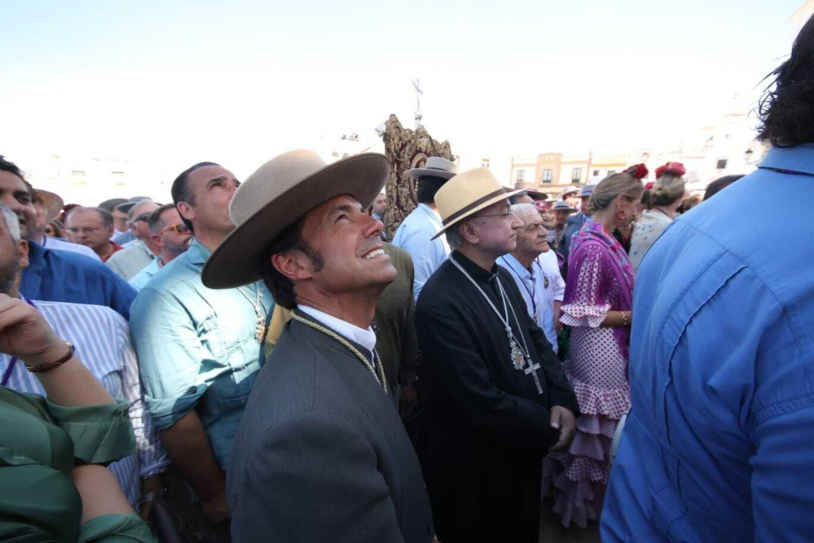 El Simpecado de Jerez a los pies de la Virgen del Rocío