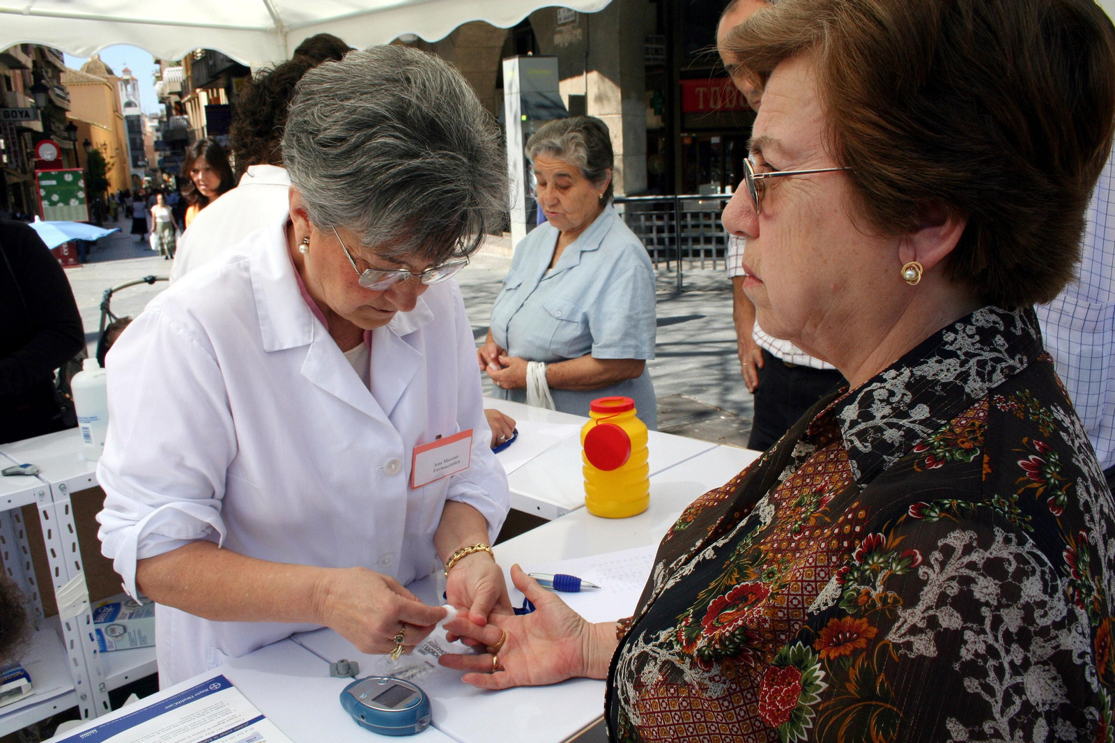 Realización de un test de glucosa en sangre en una campañapara estimular la prevención de la enfermedad.