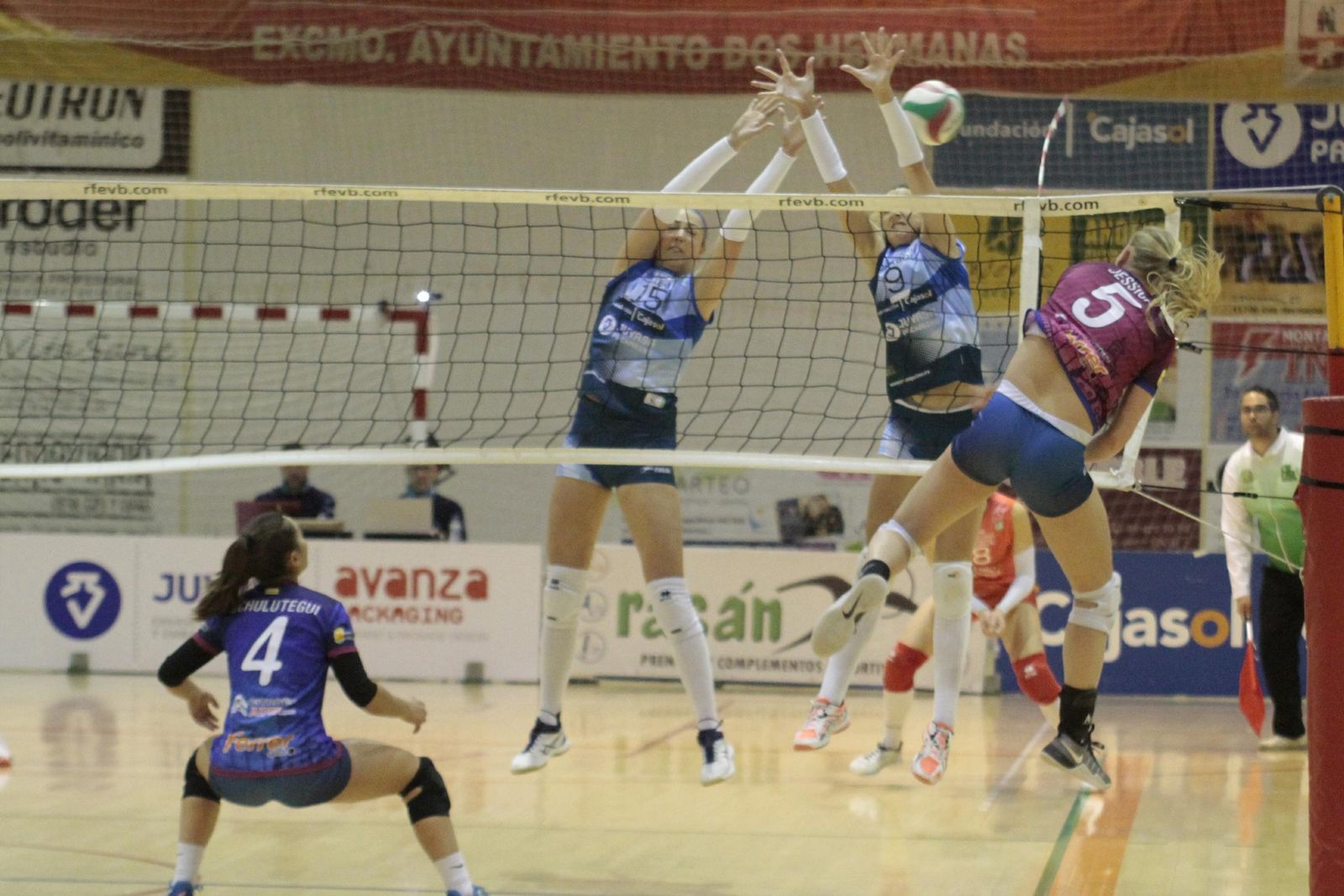 Las jugadoras del Cajasol Tatiana Becares y Rocío Ruiz bloquean un remate de la jugadora visitante Jessica Dood.