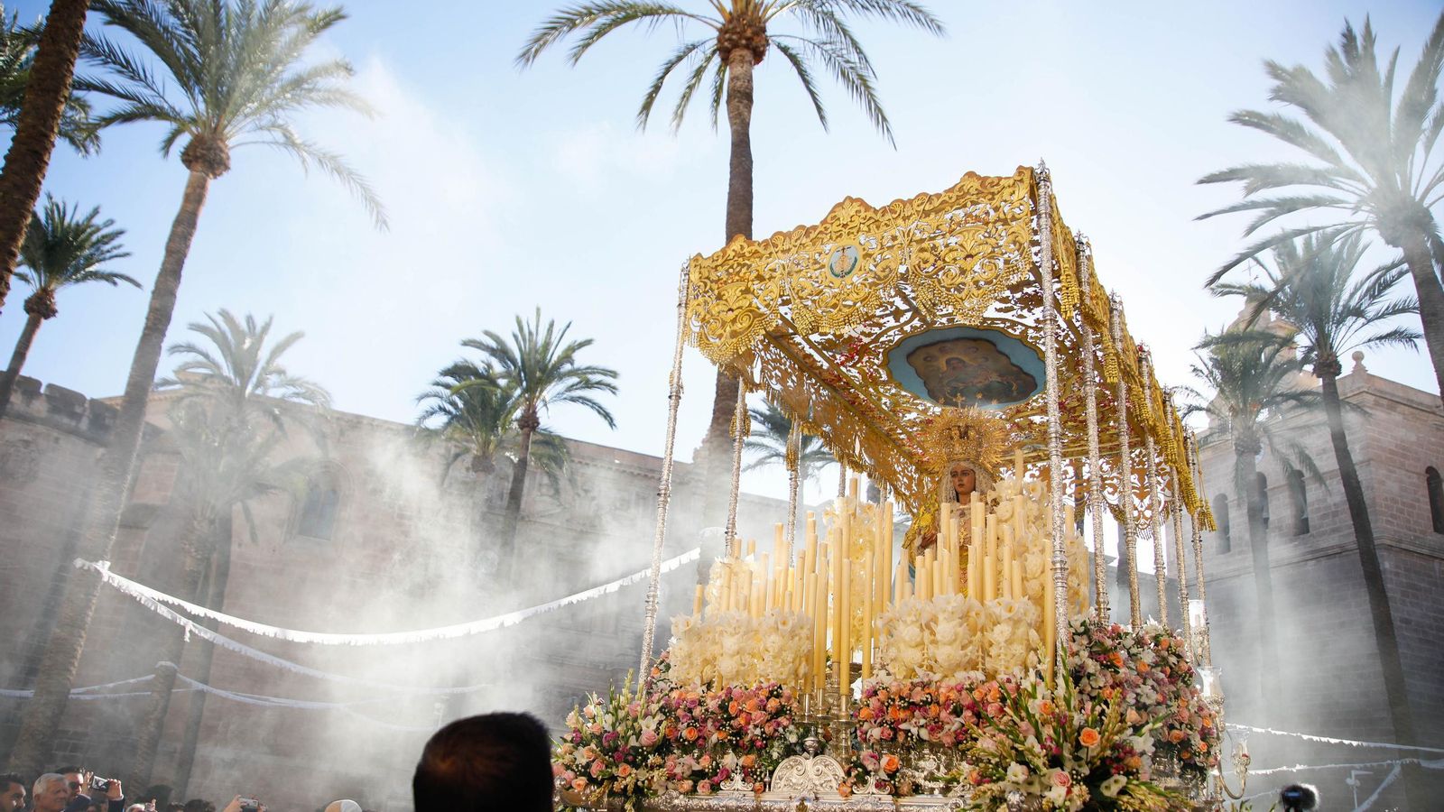 Vea la salida de la Hermandad de Los Ángeles de la Catedral de Almería