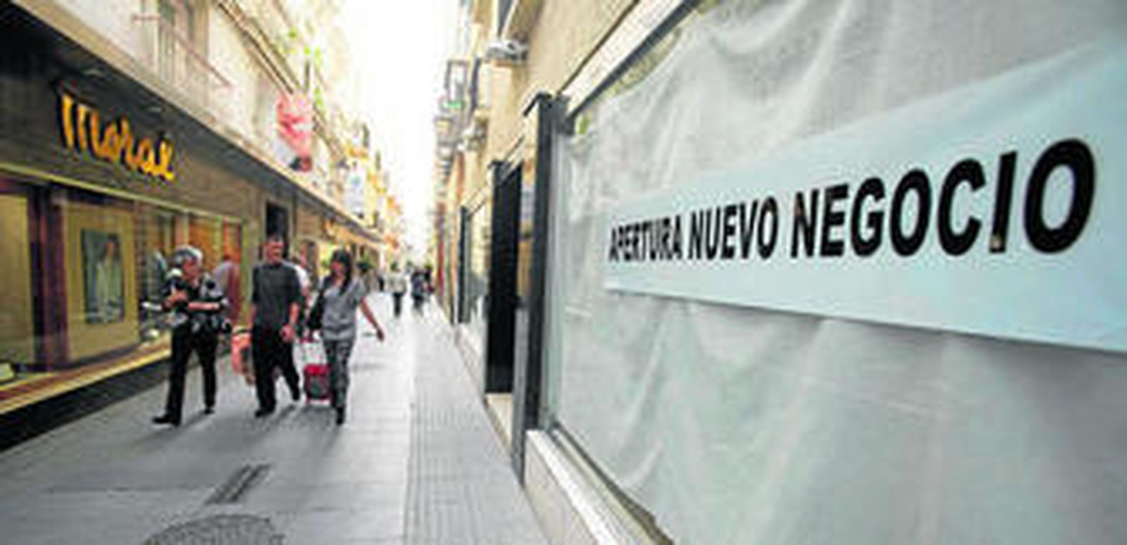 El escaparate de la tienda de Columela con San Francisco ya anuncia la apertura del nuevo negocio de Moral.