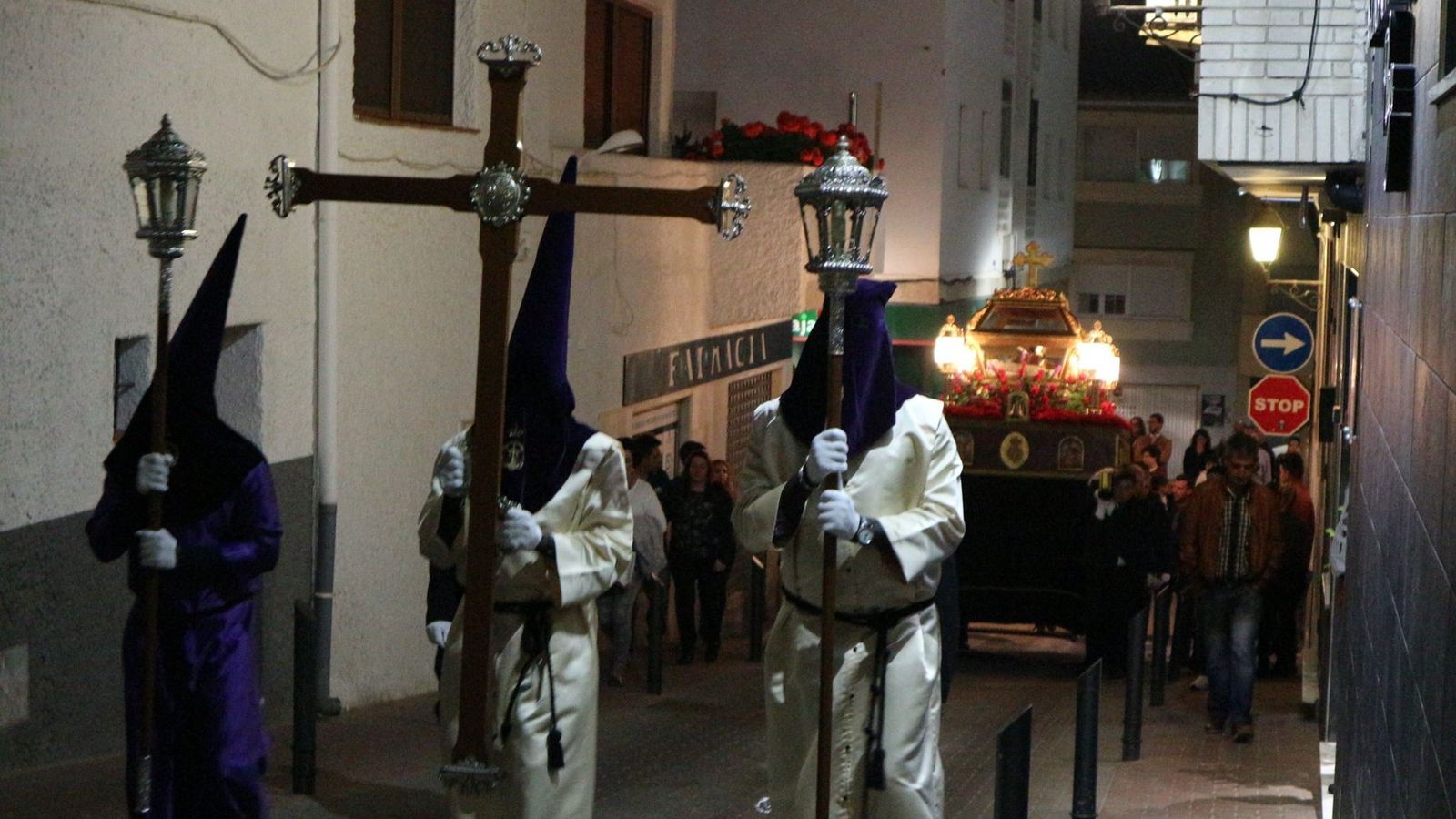 La Cruz de Guía precede al paso del Santo Entierro.