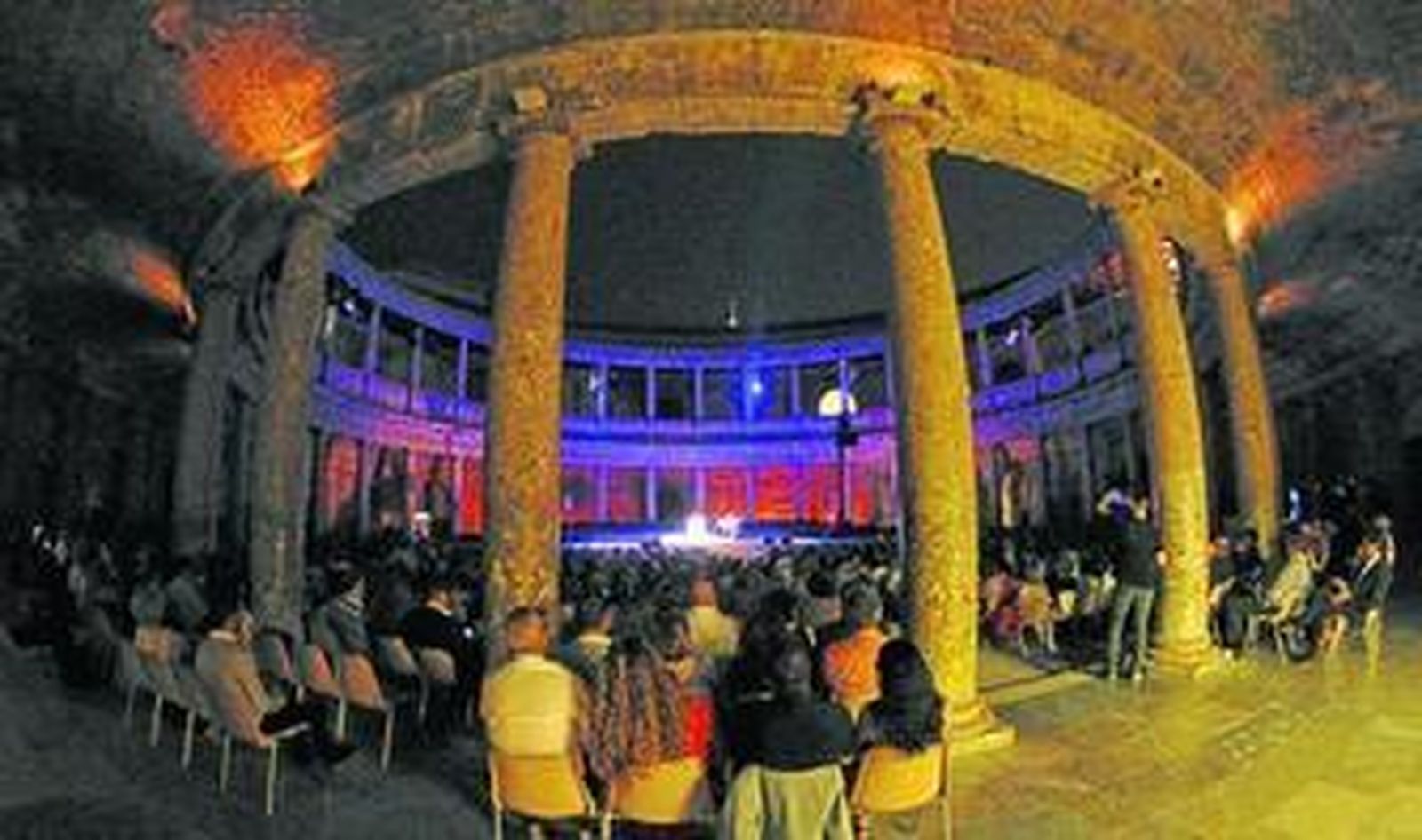 1, 2, 3, 4, 5 y 6. El  broche de oro al día más largo del año lo puso anoche Estrella Morente con su espectáculo 'Granada, cante y guitarra', patrocinado por Gas Natural Fenosa. Apareció, tan atractiva como  siempre, cariñosa, a las once menos veinte, feliz de actuar en su tierra, de poder decir "buenas noches Granada' precedida por el rasgueo de una guitarra que sonaba sin luces que la enfocaran.