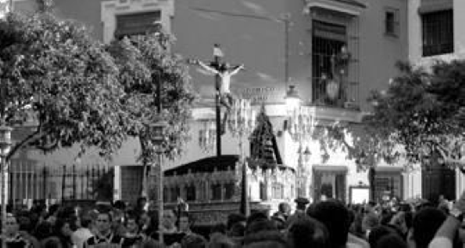 Un costalero se ata las zapatillas de esparto.