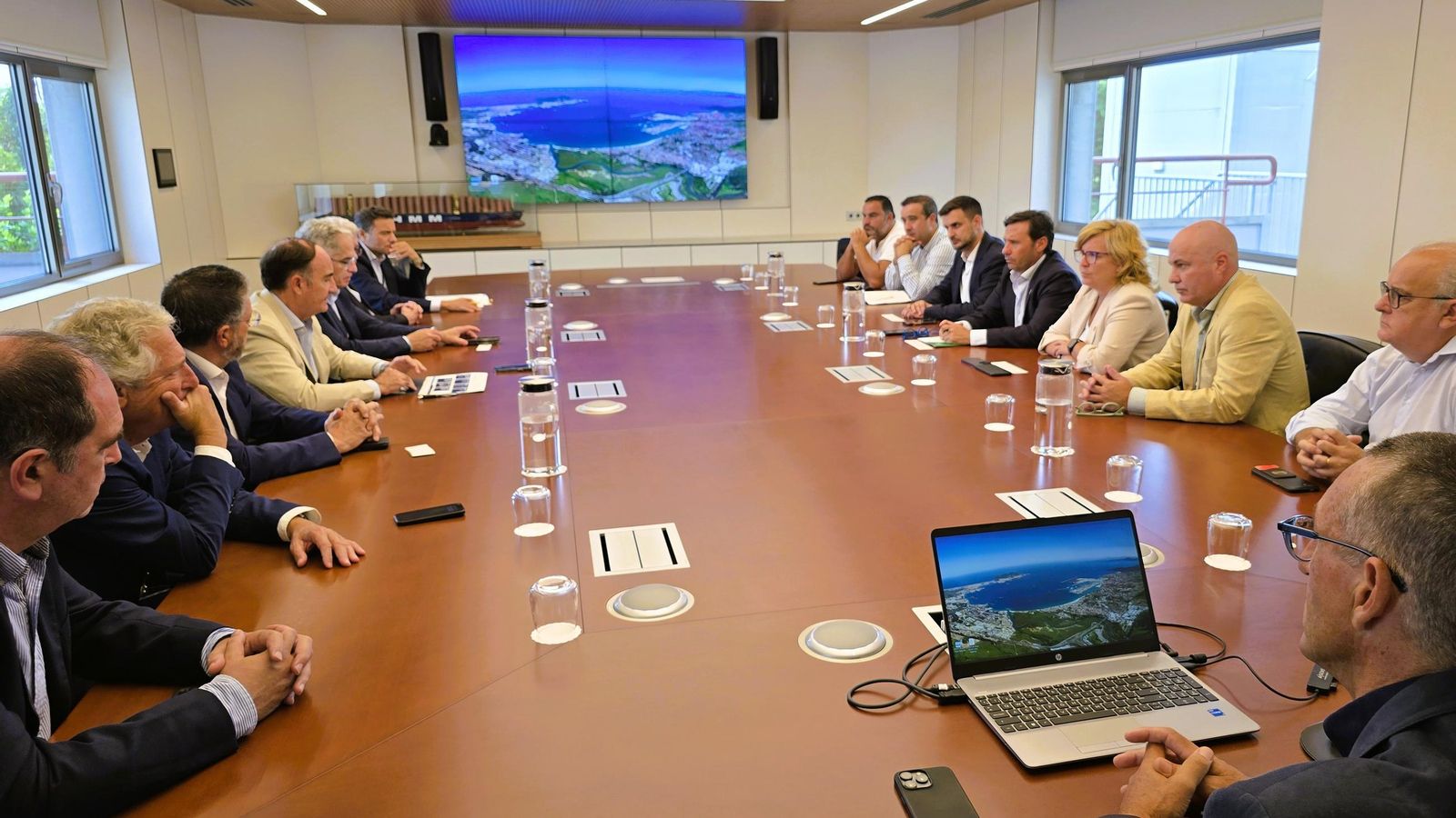La reunión en la que la APBA ha presentado la nueva loja para el Puerto de Algeciras. La reunión en la que la APBA ha presentado la nueva loja para el Puerto de Algeciras.