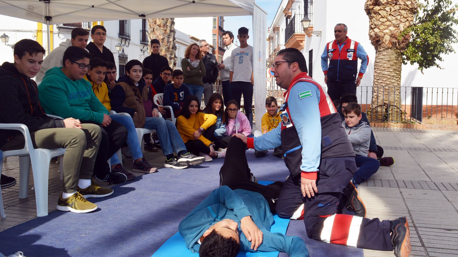 Profesional enseña primeros auxilios.