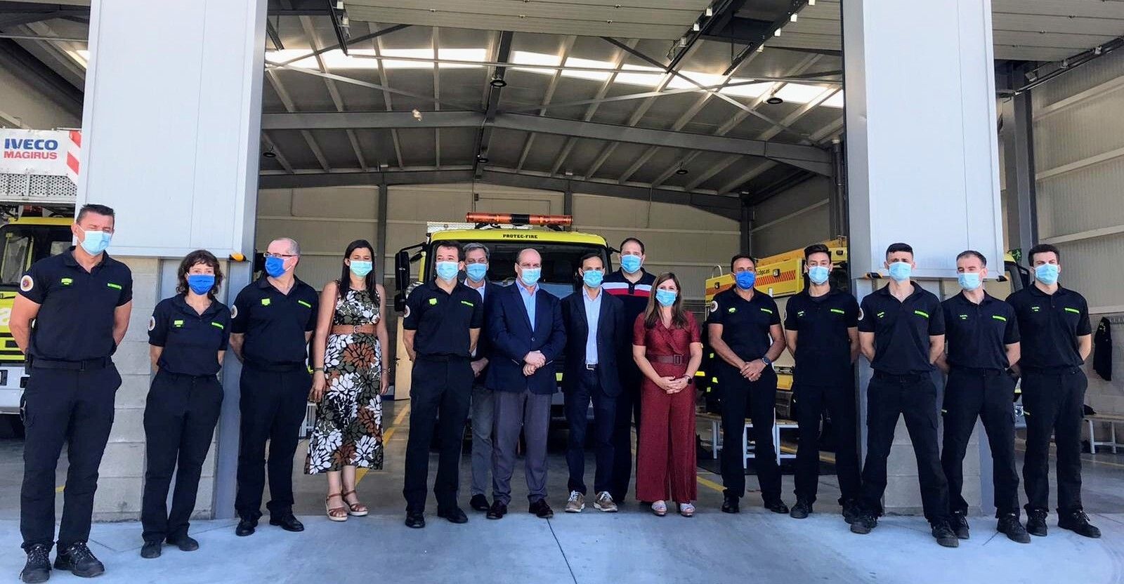 Autoridades y bomberos en la inauguración oficial del nuevo parque provisional construido en el antiguo instituto Barrameda.