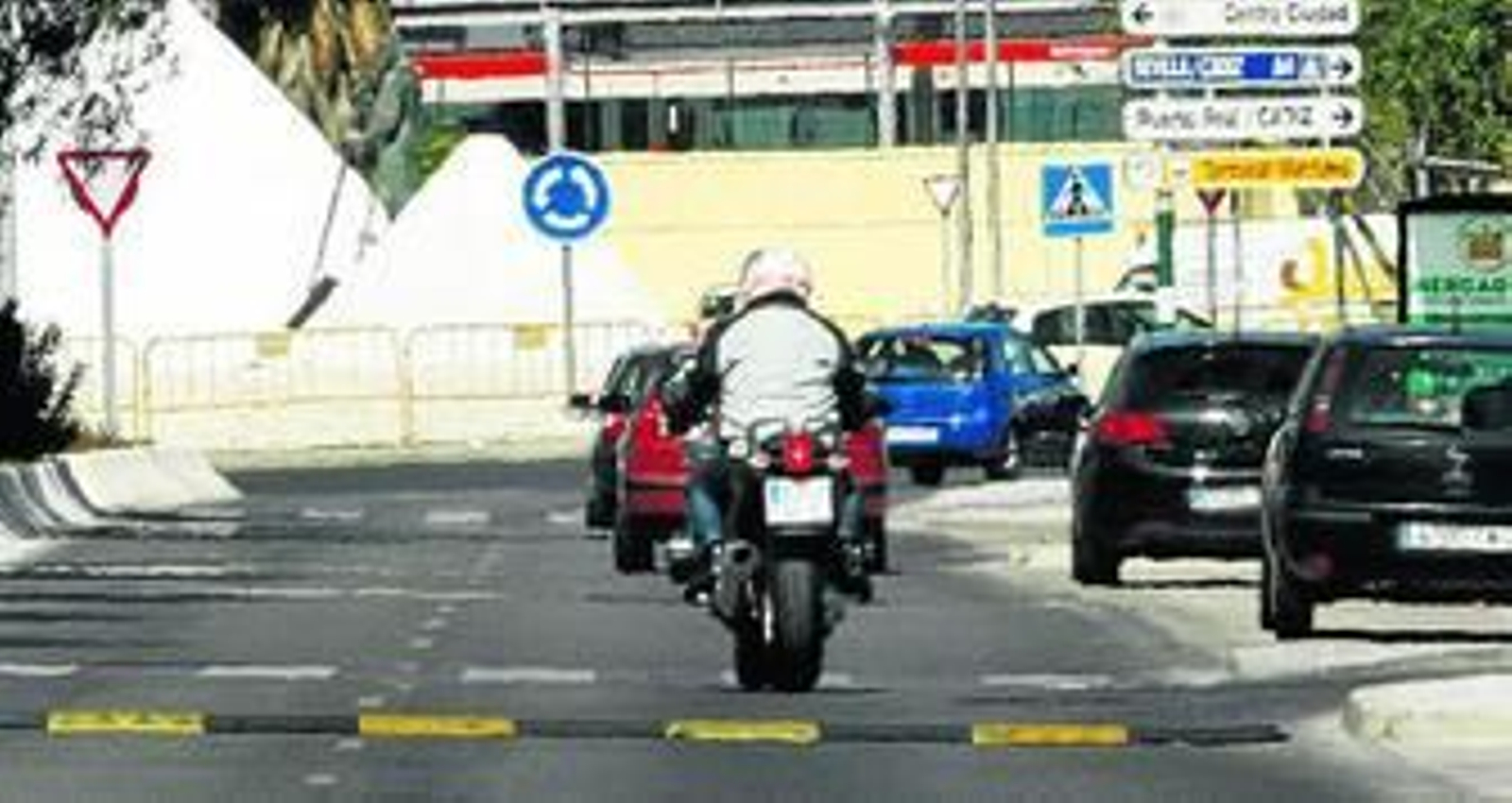Uno de los accesos a la ciudad en la tarde de ayer, con las vallas rodeando el monumento a los salineros.