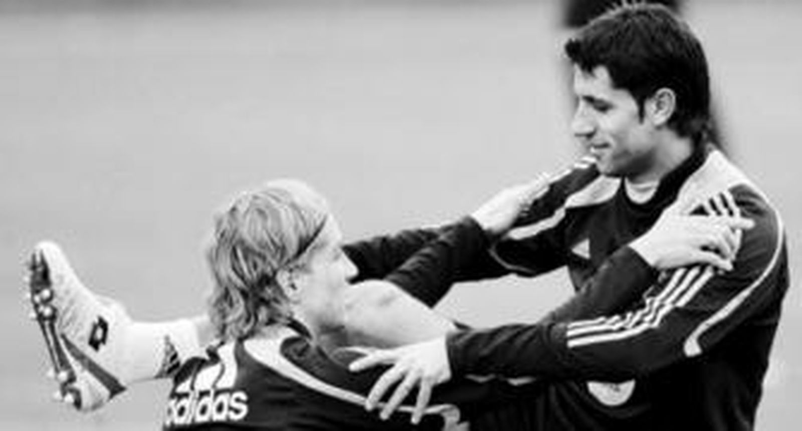 Capdevila realiza unos estiramientos junto a Fernando Torres durante el entrenamiento de ayer.