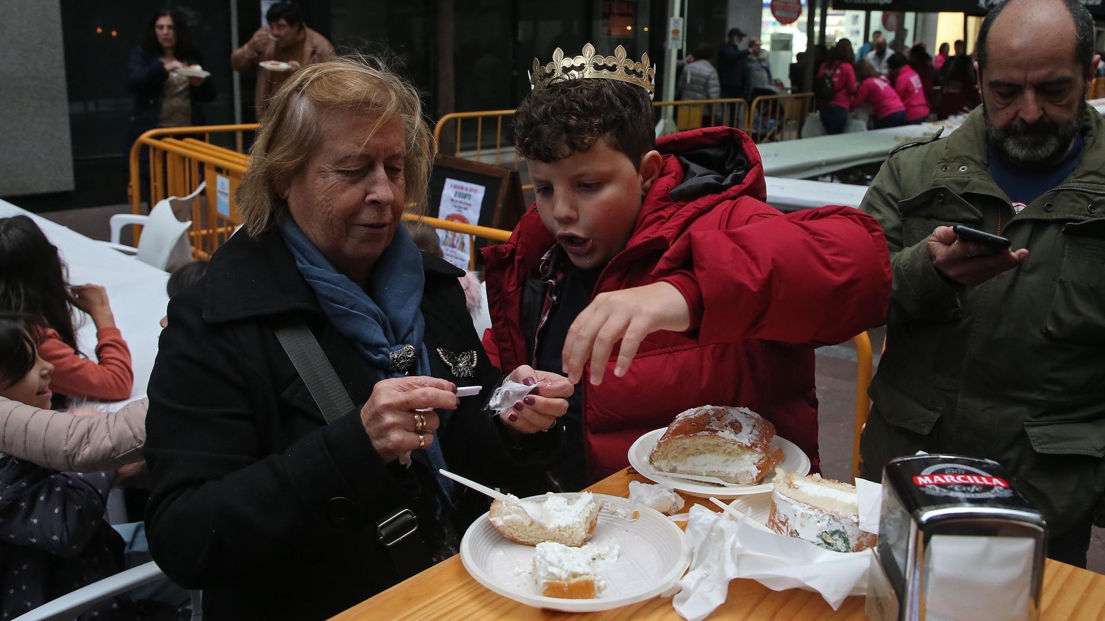 Fotos del II Roscón de Reyes gigante en Algeciras