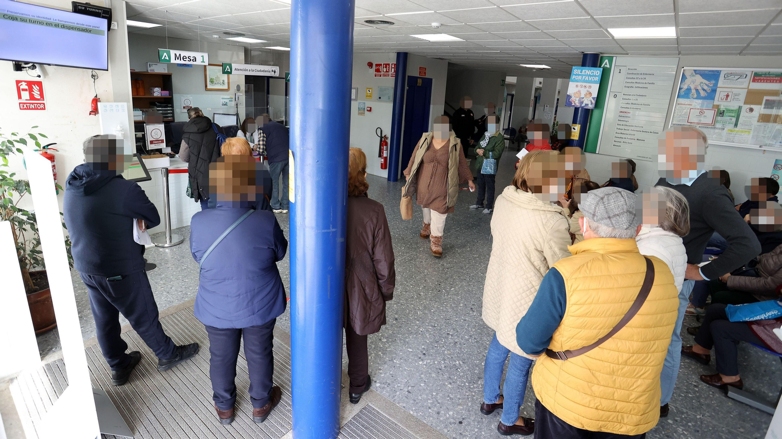 Usuarios del centro de salud de San Benito, esta semana.