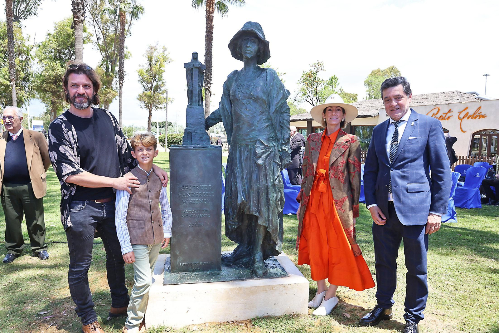 Las imágenes de la inauguración de la escultura a Miss Whitney