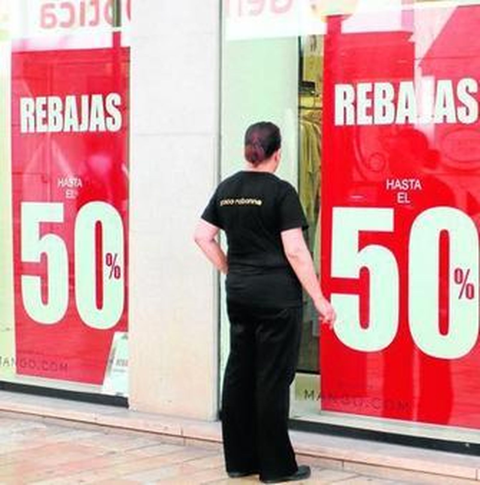 Un establecimiento de la capital anunciaba ayer las rebajas.