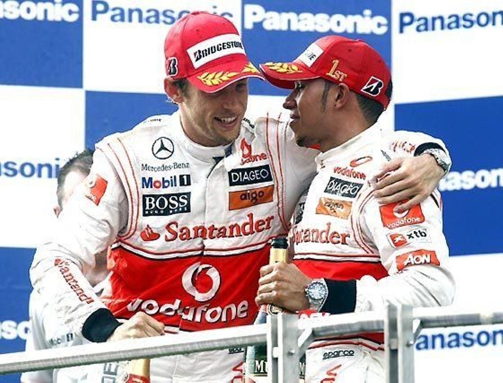 Los pilotos de McLaren Jenson Button y Lewis Hamilton, segundo y primero en el Gran Premio de Turquía.  Foto: Reuters / Afp Photo / Efe