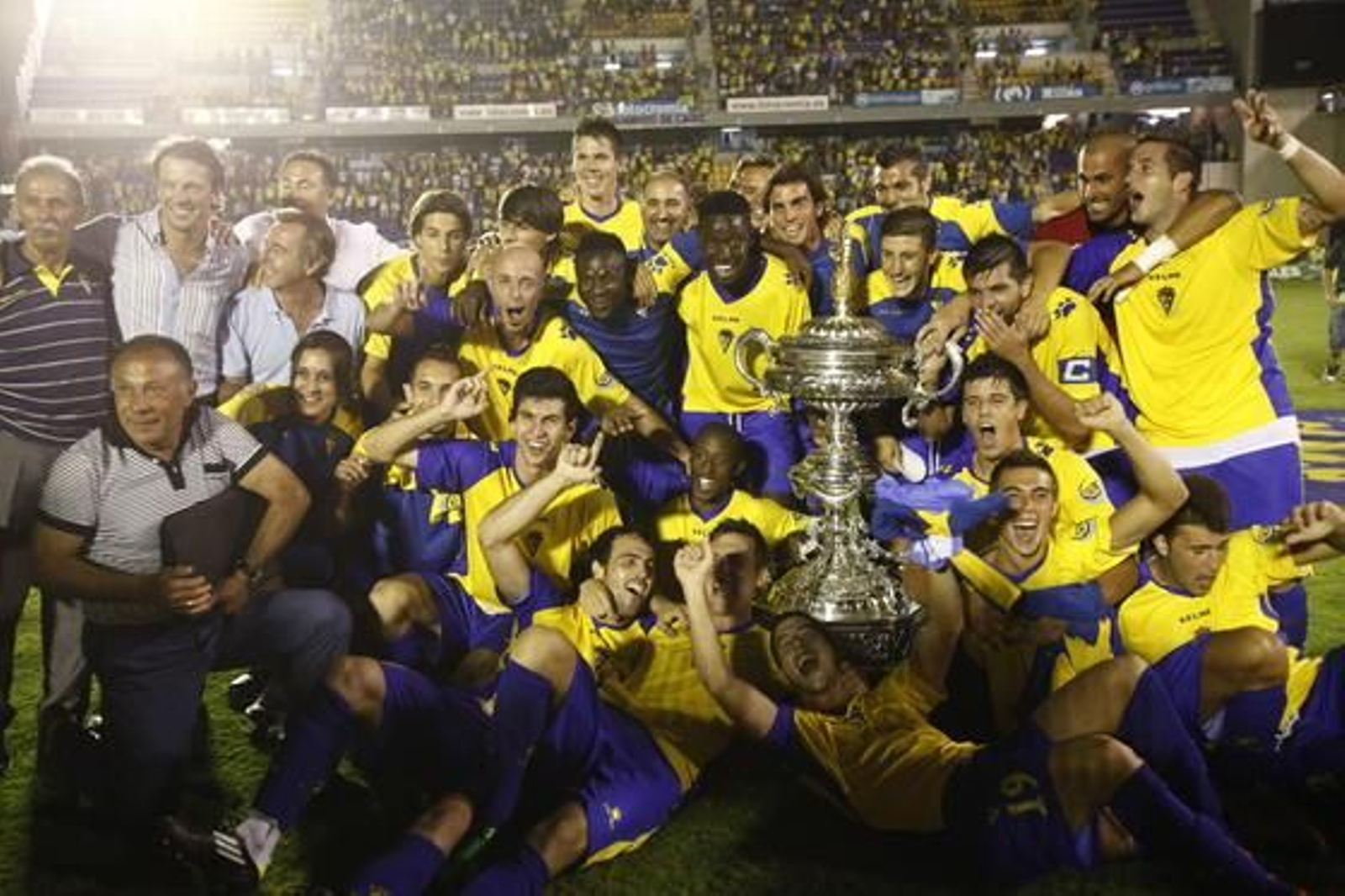 Plantilla y cuerpo técnico posa con el Trofeo Carranza.

Foto: Jesus Marin