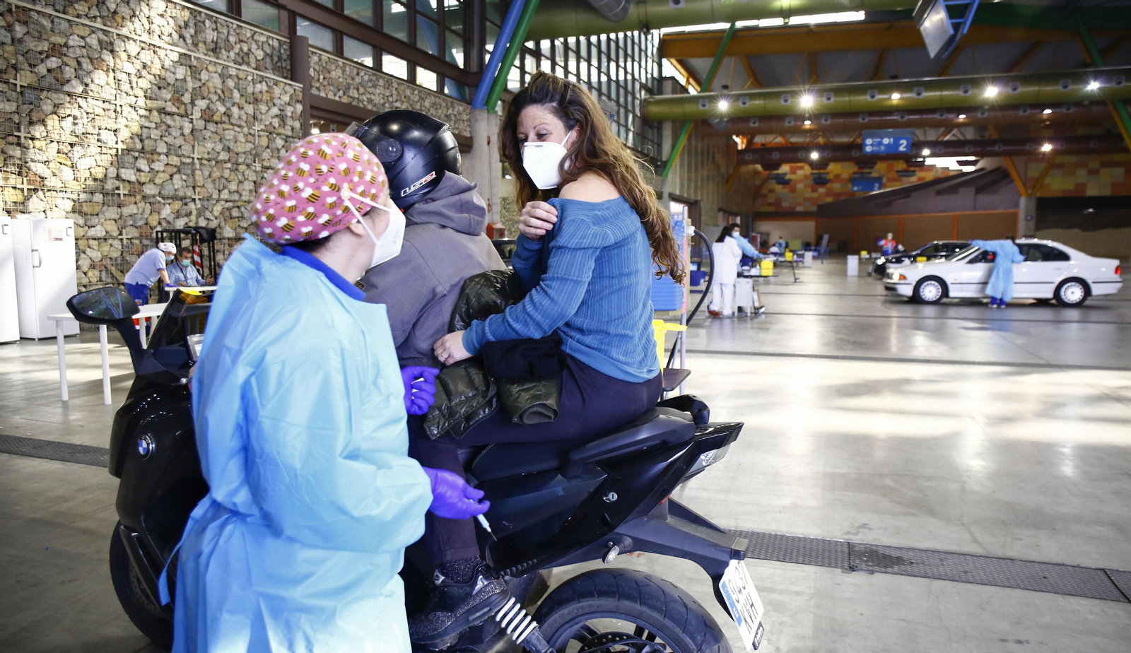 Una de las profesoras vacunadas este jueves en el Palacio de Ferias y Congresos de Málaga
