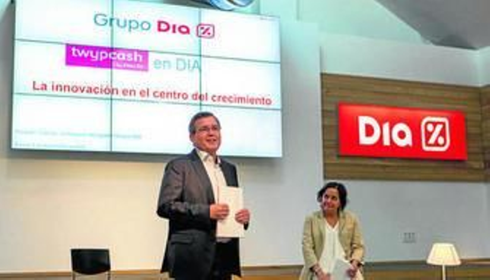 Ricardo Currás (Dia) y Almudena Román (ING), durante la presentación del nuevo servicio, ayer.
