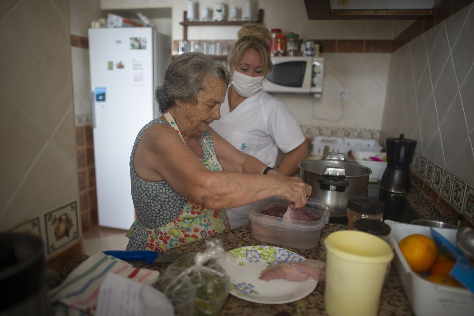 Una mujer prepara una de las recetas incluidas en el libro.