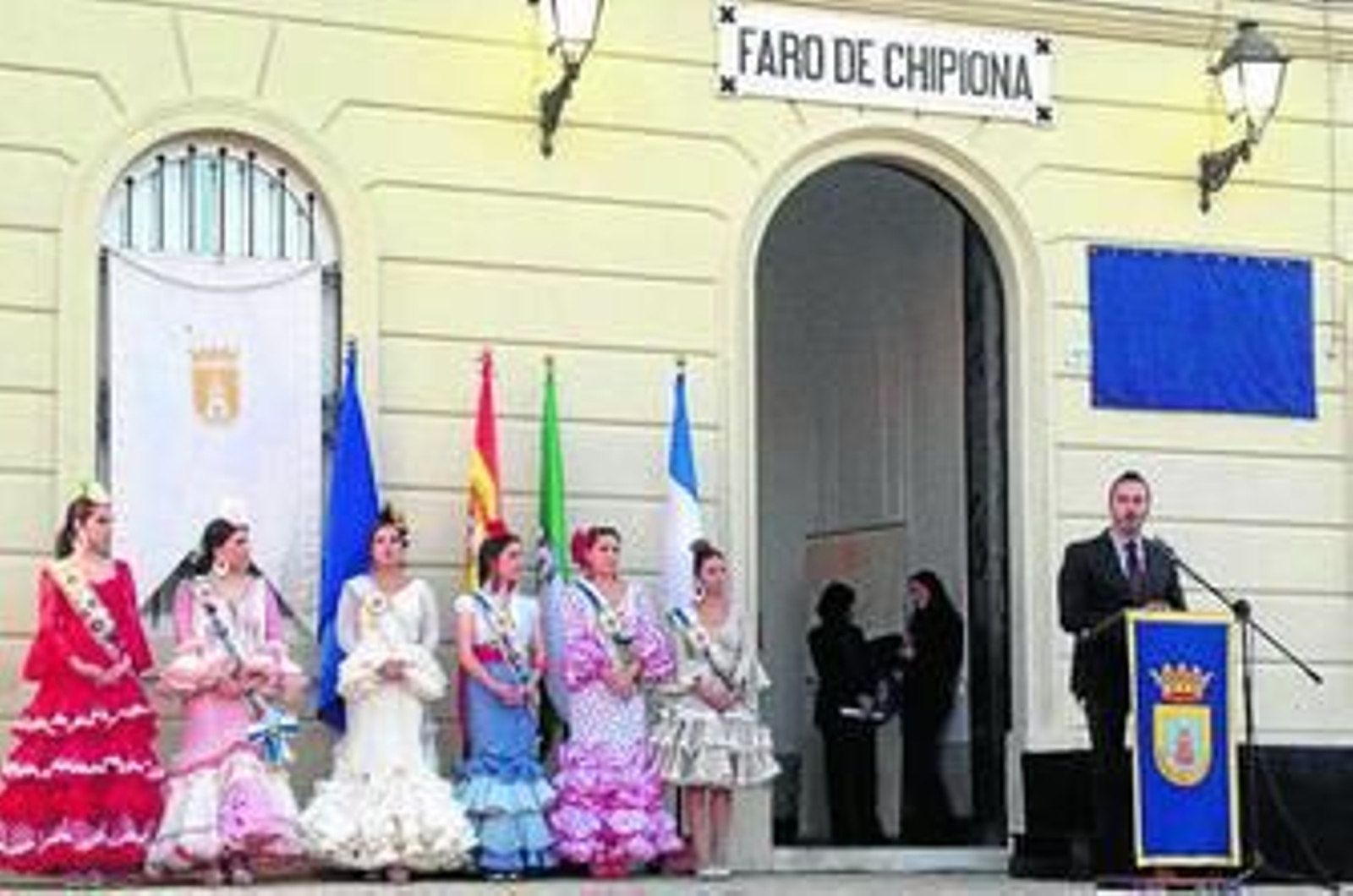 El delegado municipal de Turismo, Javier Díaz, abrió la ceremonia, que se celebró al pie del Faro.
