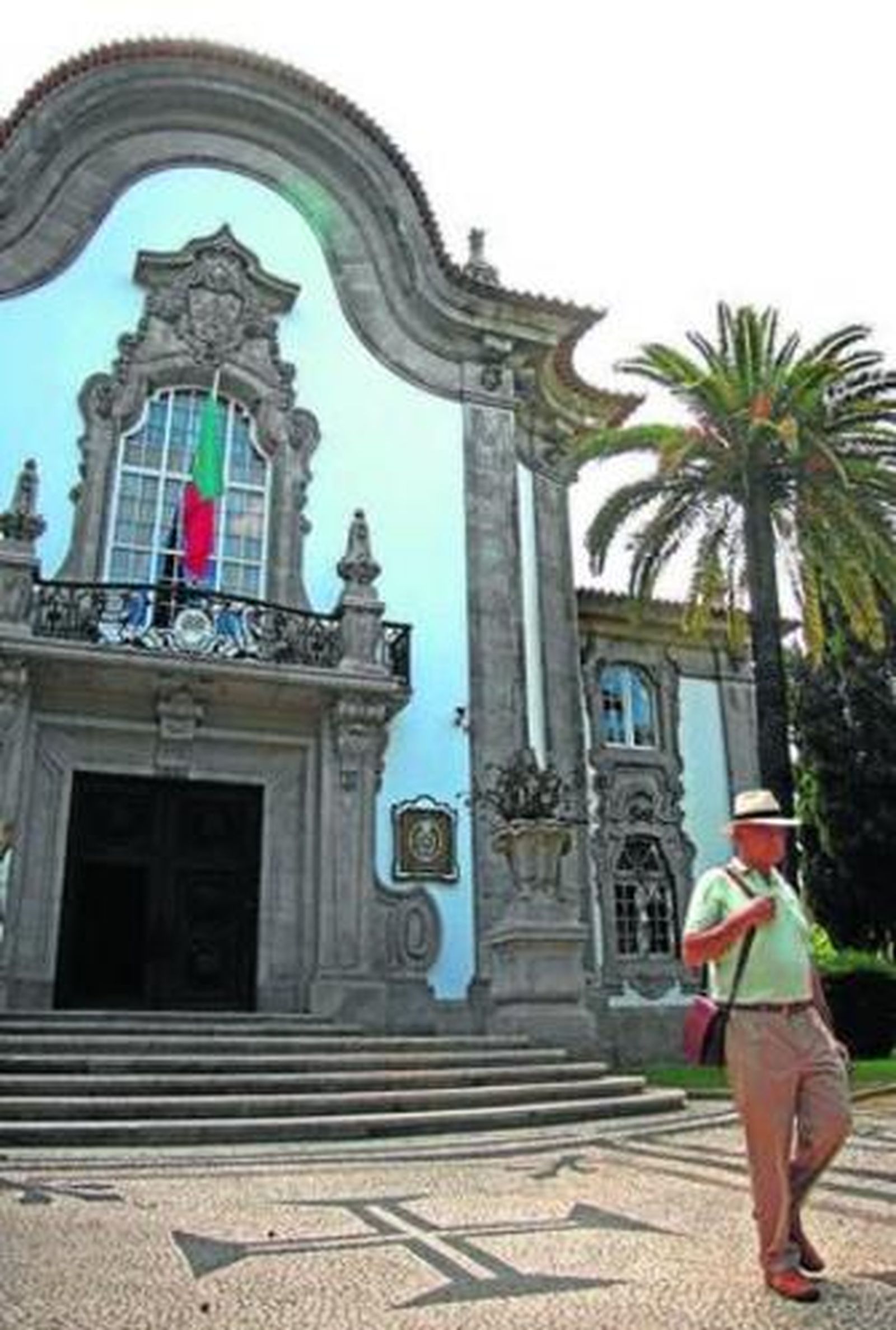 Un visitante salía ayer de ver la exposición fotográfica del interior.