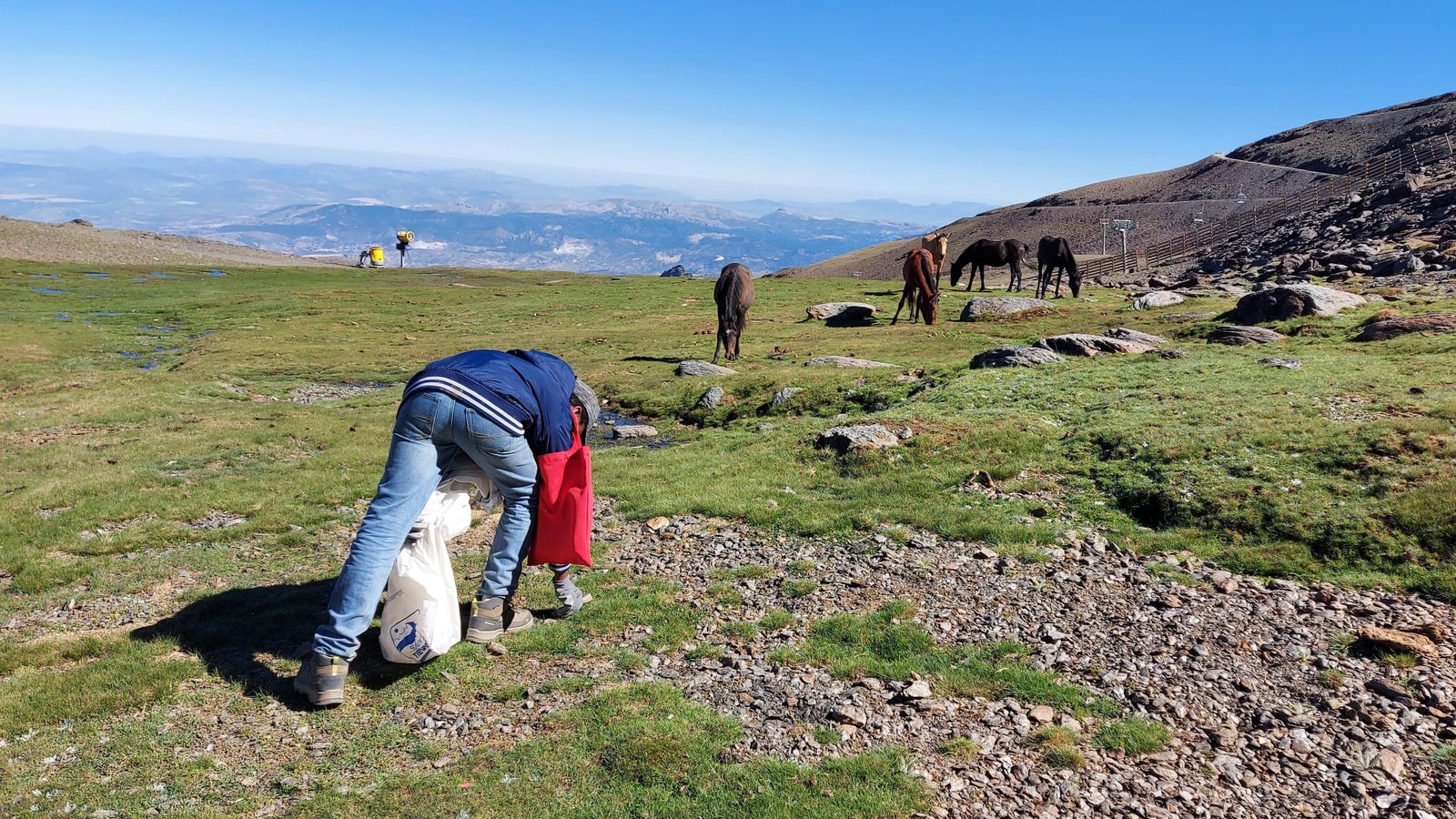 Recogida de residuos por parte de un voluntario