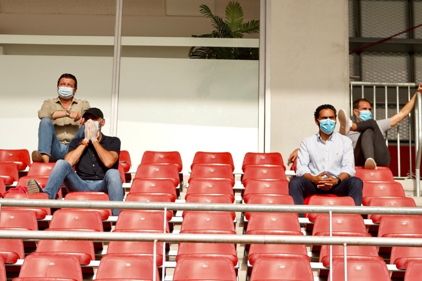 Monchi y Del Nido Carrasco siguen el entrenamiento.