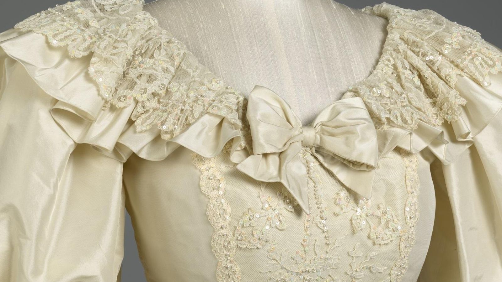 Detalle del vestido de novia, obra de Elizabeth y David Emanuel.