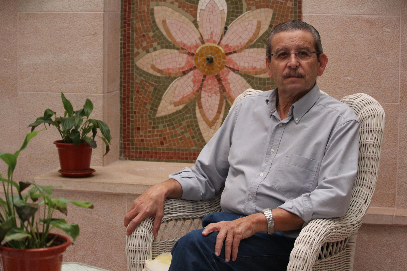 El médico Diego Ramírez Soler, en su casa de la calle Mayor de Vera.