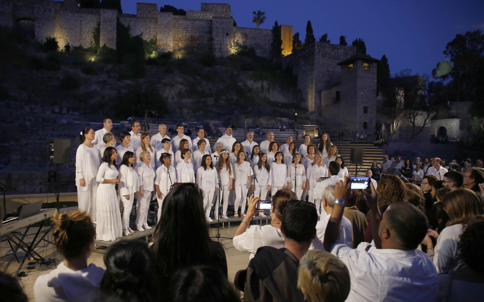 Concierto del coro Hoy es Tiempo en Alcazabilla durante la Noche en Blanco.