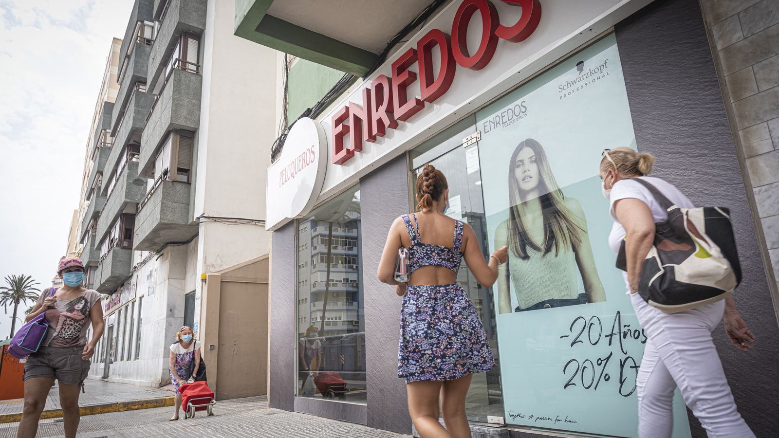 En Enredos, en Cayetano del Toro, se sigue trabajando bajo cita.