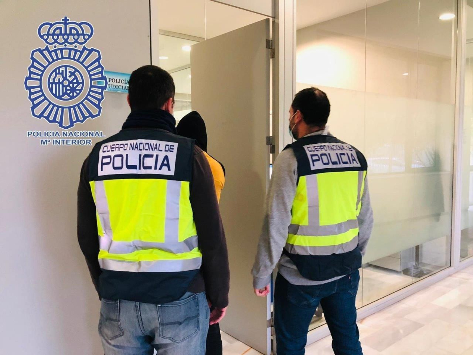 Agentes de la Policía Nacional conducen al detenido en una comisaría.