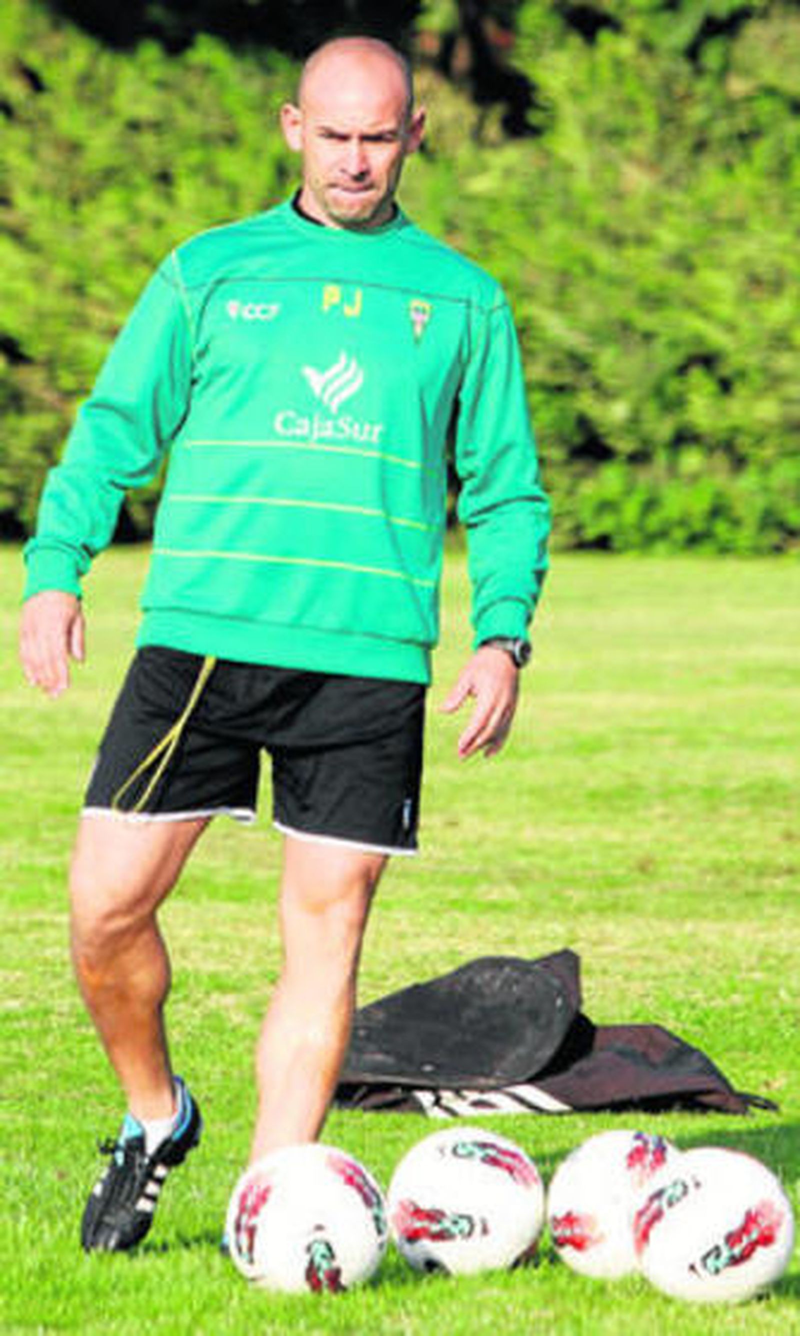 Paco Jémez dispone los balones durante el entrenamiento de ayer en la Ciudad Deportiva.
