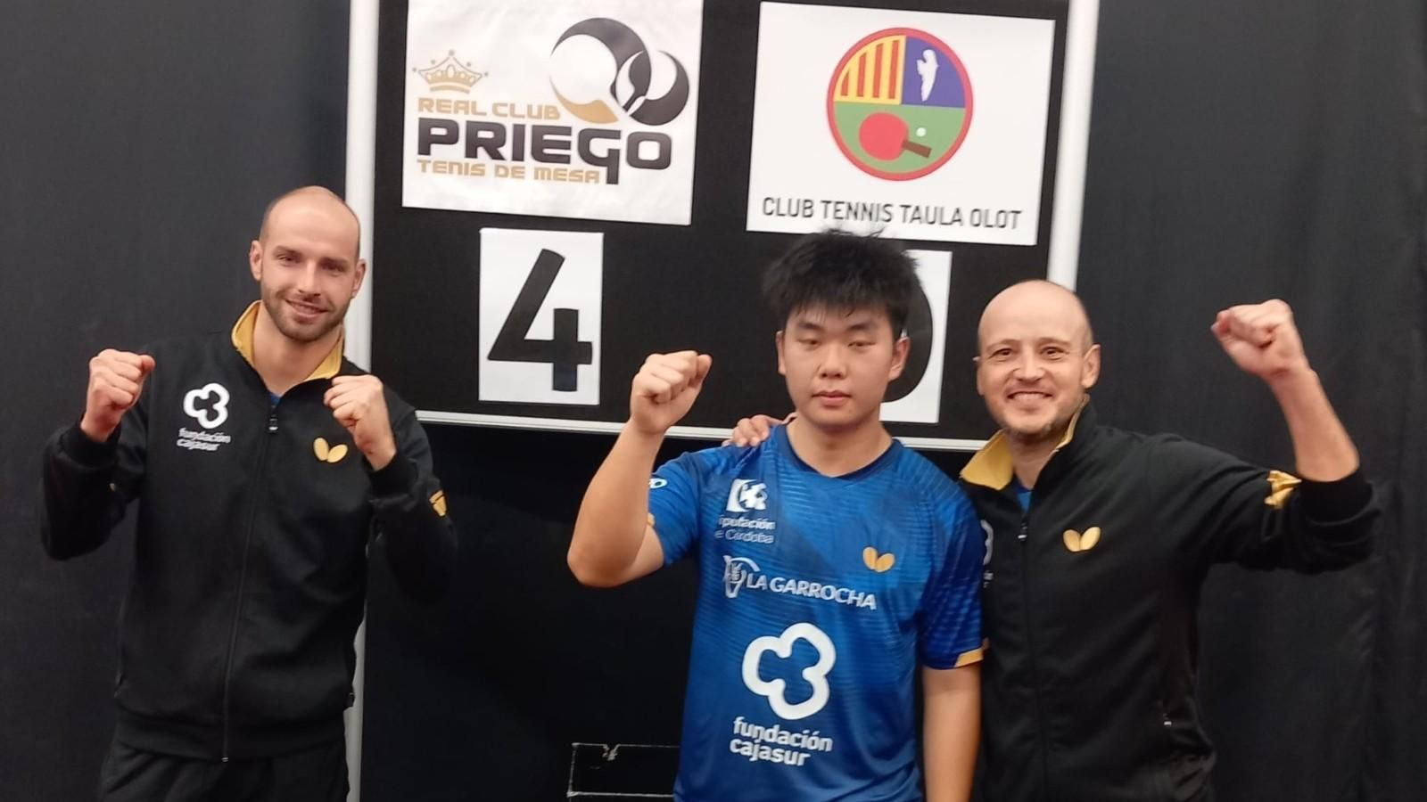 La tripleta prieguense celebra el triunfo en Olot.