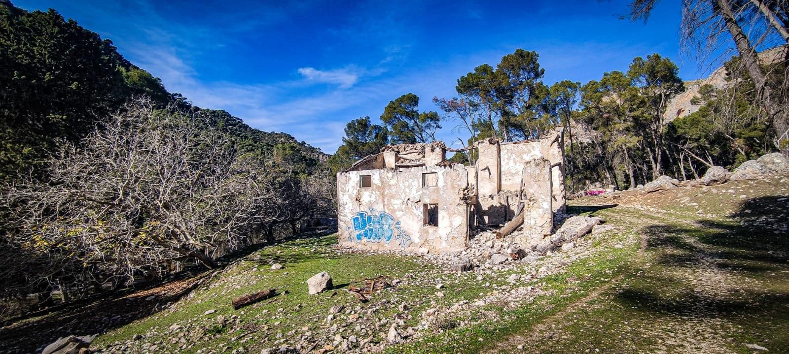 Ruta de senderismo con vistas a Sierra Nevada y la Sierra Sur: subida a la cumbre de Puerto Alto desde la Cañada de las Hazadillas