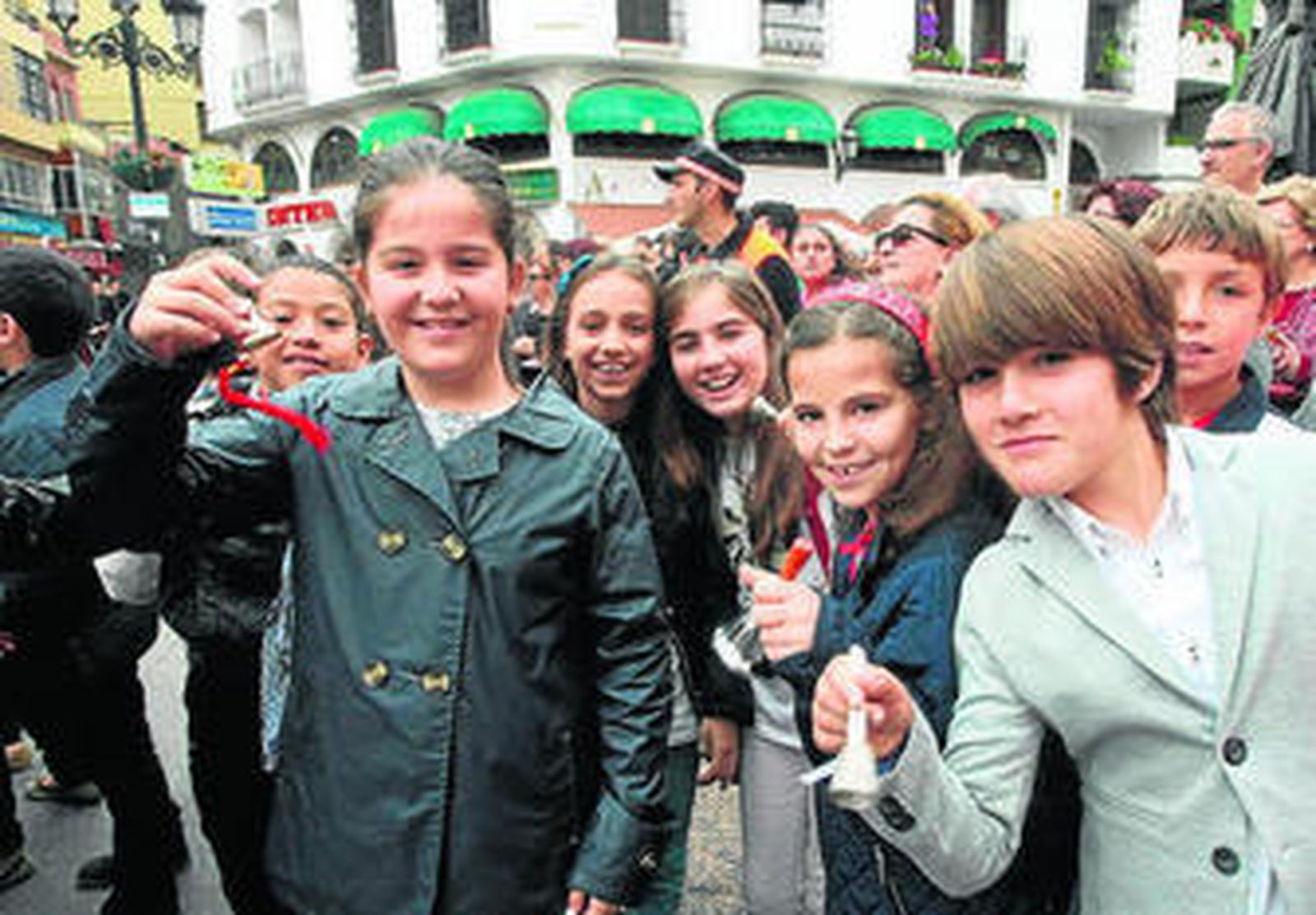 Un momento de la salida de la procesión de Resucitado desde el Santuario de La Línea, ayer.