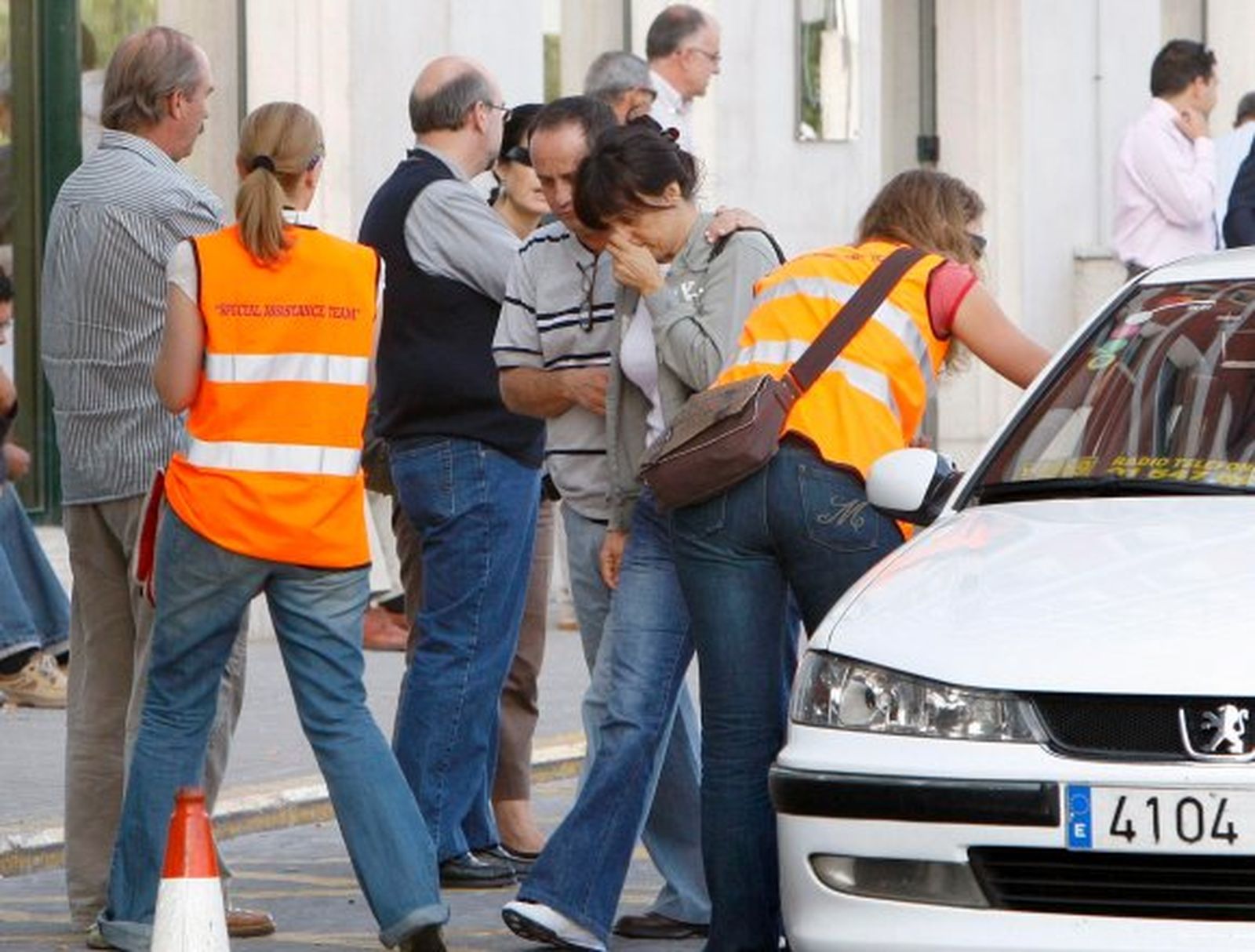 Los familiares de las víctimas acuden al cementerio de La Almudena