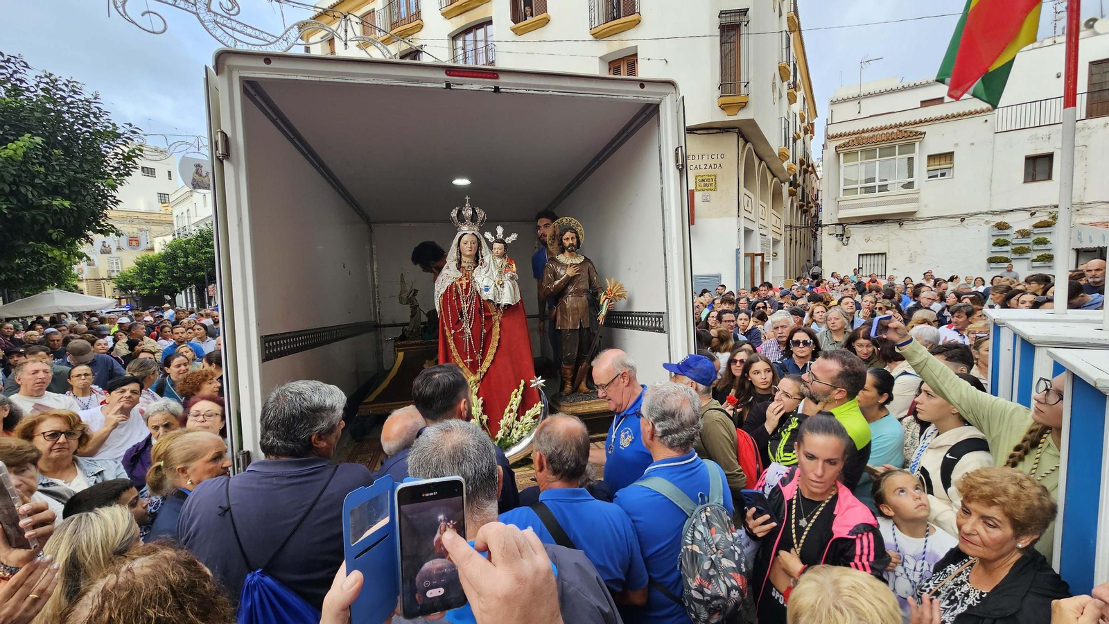 La Virgen de la Luz, patrona de Tarifa, regresa a su santuario entre el fervor y la lluvia