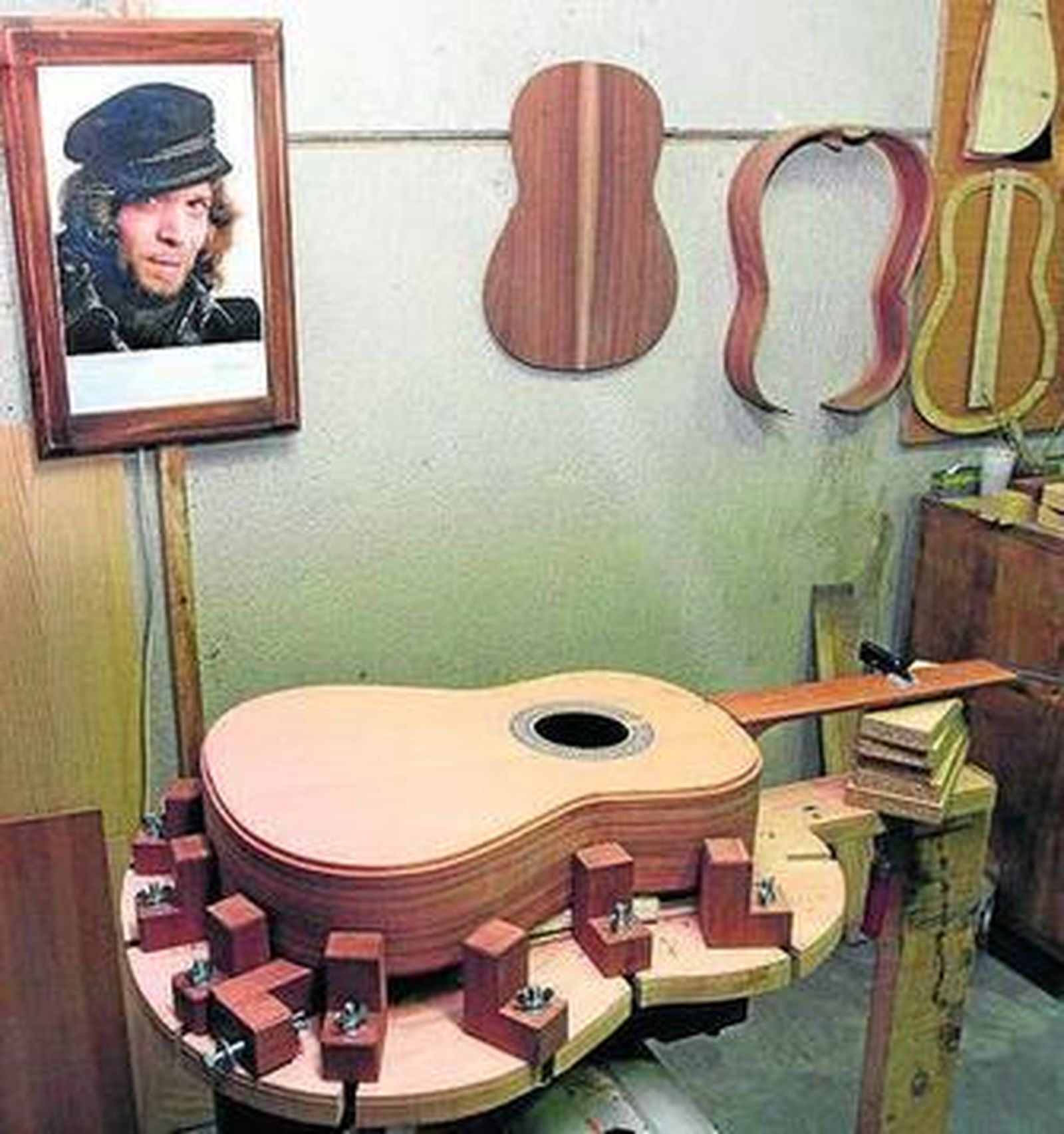 Manuel Rosa, durante una jornada de trabajo en su taller de Beas.