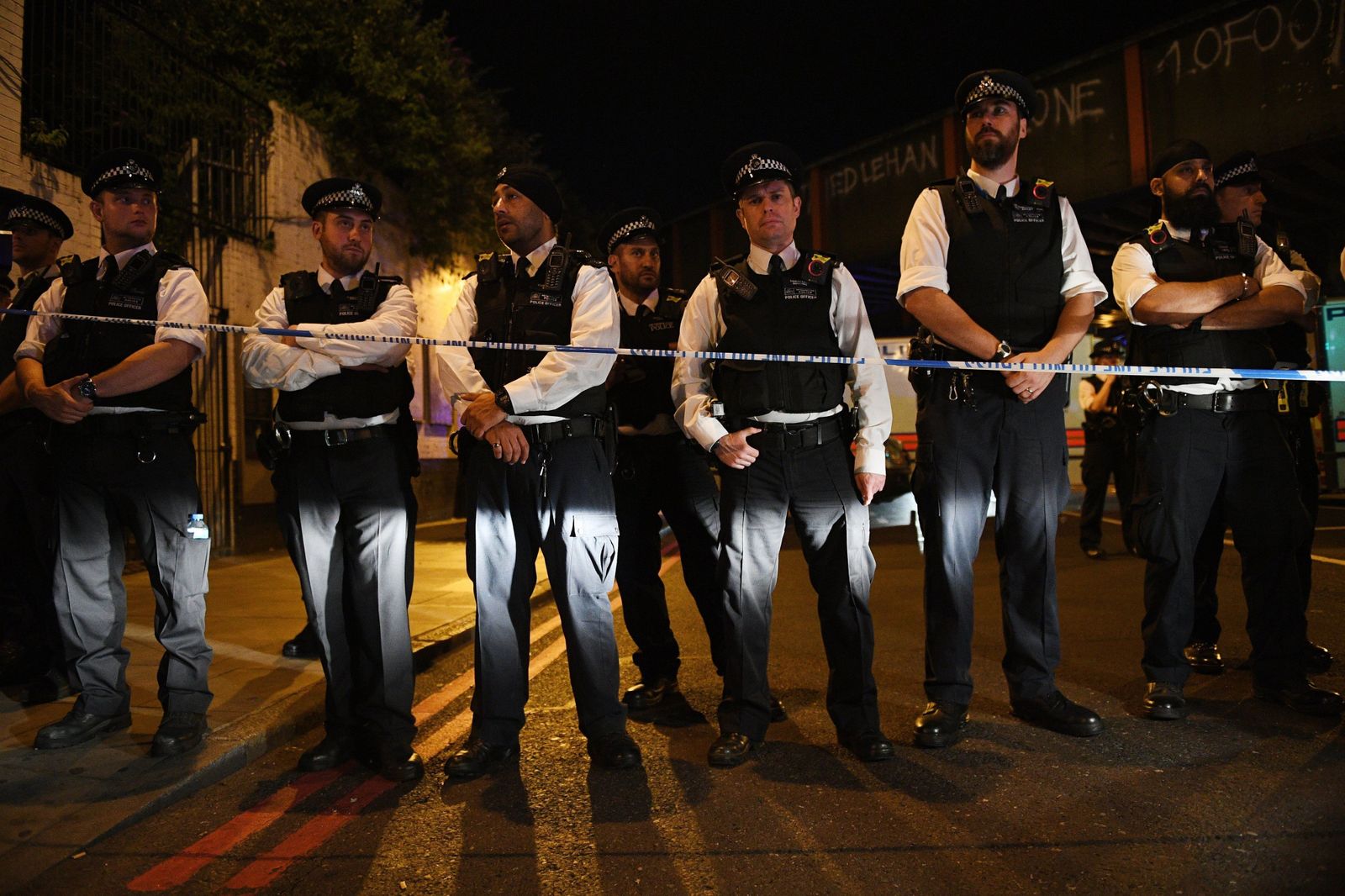 El atropello junto a la mezquita en el barrio londinense de Finsbury Park, en imágenes