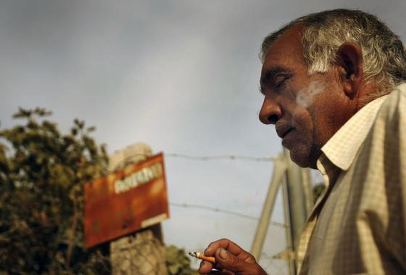 José cuenta cómo era la laguna mientras fuma un cigarrillo. 

Foto: Fito Carreto