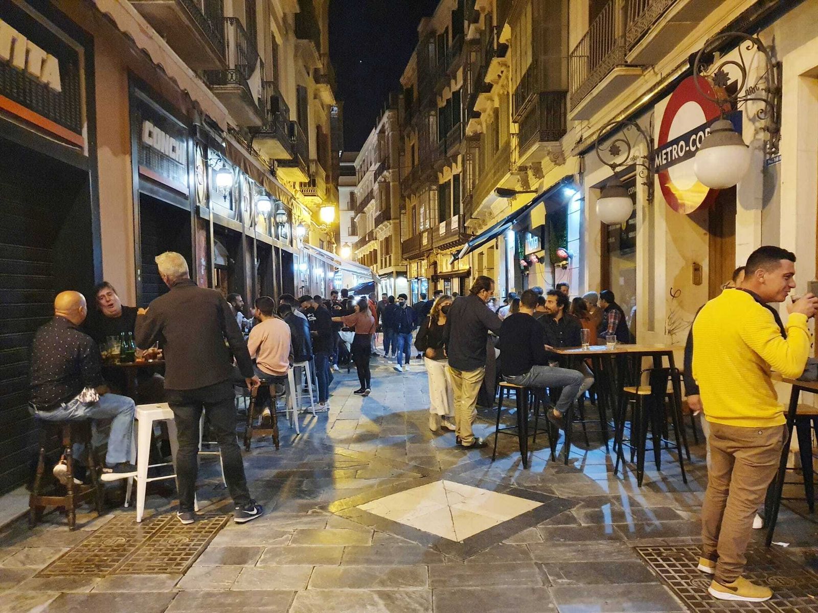 Fotos del 'lleno' en el Centro de Málaga, que apura el toque de queda