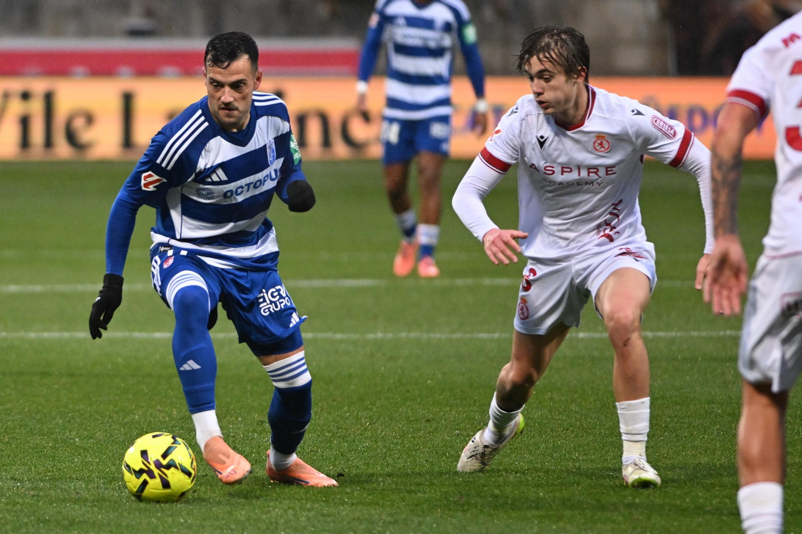 José Arnaiz se lleva el balón ante un rival en el partido jugado en León este sábado