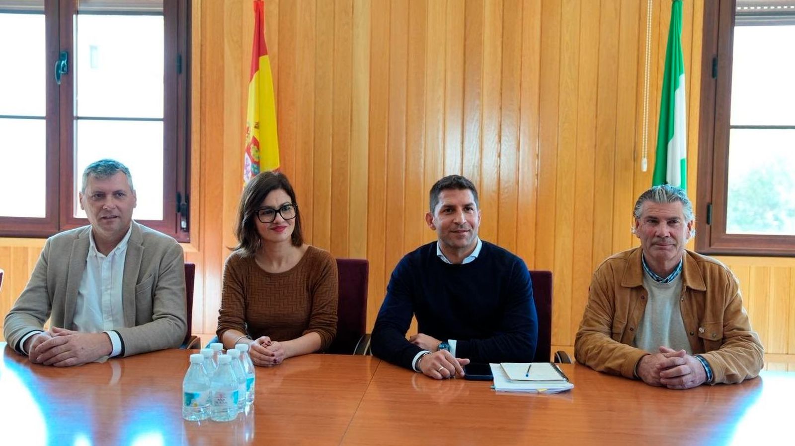 Rego, con los alcaldes de Jimena, Casares y Tesorillo, este lunes.