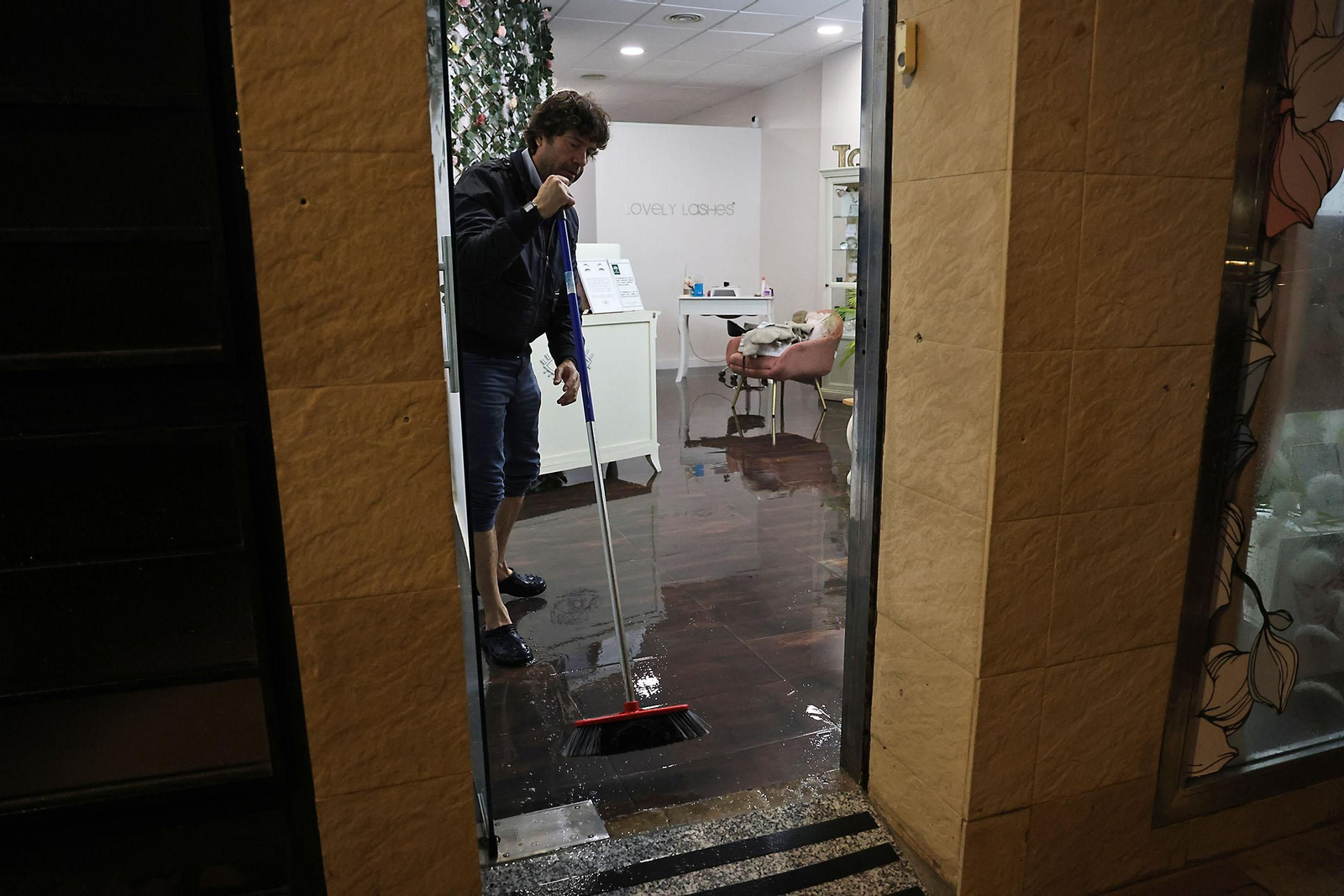 Imágenes del caos en Huelva por la borrasca Claudia con inundaciones, riadas y cortes de carreteras